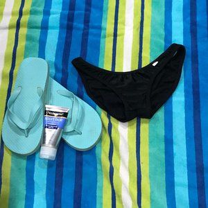 LOOK - scrunchy cheeky bikini bottoms